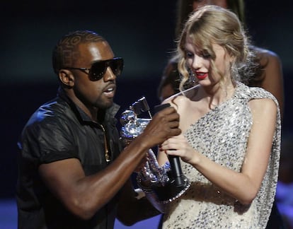 Esta es una de las batallas más comentadas de los últimos años. El drama comenzó cuando durante el discurso de agradecimiento que estaba haciendo Taylor Swift en los MTV VMA’s de 2009 Kanye West le arrebató el micrófono y la interrumpió para decir que Beyoncé era la cantante que se merecía el premio a mejor vídeo femenino. Y la riña cobró vida desproporcionadamente cuando el año pasado West mencionó a la intérprete de ‘Shake It Off’ en el tema ‘Famous’. “Siento como que Taylor y yo todavía podemos tener sexo / ¿Por qué? Yo hice famosa a esa zorra”, dice la canción. La cantante reprochó que usara su nombre para una letra tan vulgar. Él aseguró que ella le había dado permiso. </br> Y la pelea se intensificó cuando Kim Kardashian, mujer del rapero, publicó en su Snapchat una serie de audios de WhatsApp en lo que supuestamente Swift había hablado del tema con West. </br> Desde entonces, la guerra entre estos tres está declarada. Aunque ahora se encuentra en stand by.
