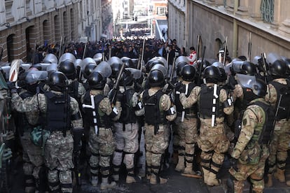 Integrantes de la Policía Militar se forman frente a manifestantes que salieron a protestar contra la toma de la sede del Gobierno de Luis Arce, el pasado miércoles en La Paz (Bolivia).