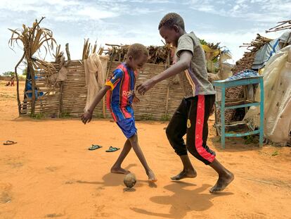 Pero la gran pasión de Mazim es el fútbol. En la imagen, juega con el balón que sus hermanos y él hicieron con un calcetín lleno de bolsas de plástico. "Mis días consisten en jugar al fútbol y rezar. Mi equipo favorito es el Real Madrid. ¡Mirad! Tengo su logo en mis pantalones de chándal. Y mi jugador favorito es Cristiano Ronaldo. Mi hermano es del Barcelona, siempre lleva la camiseta. Así es como jugamos todo el tiempo: Madrid contra Barcelona", explica.