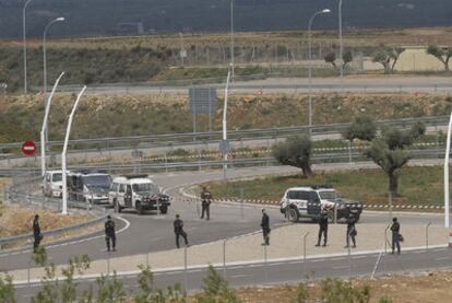 Agentes de la Guardia Civil se desplegaron ayer para proteger el perímetro del aeropuerto de Castellón.