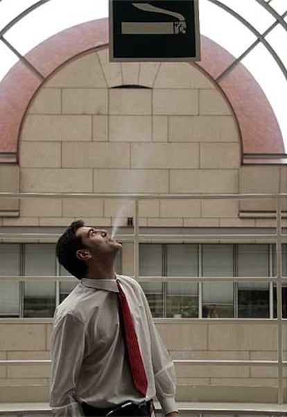 Humo al aire libre en una terraza de la sede central de IBM, en Madrid.