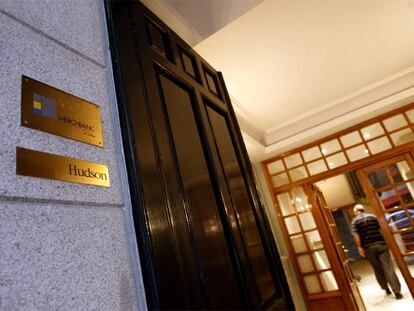 Acceso a las oficinas del banco Merchbanc en la calle de Serrano de Madrid.