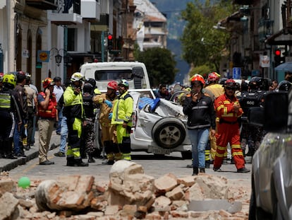 Equipos de emergencia en una zona con afectaciones por el terremoto de este sábado, en Cuenca (Ecuador).