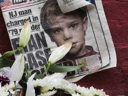 Etan Patz na capa de um jornal em 2012, em um memorial em NY.