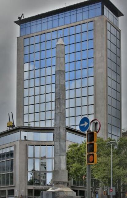 El edificio del Deutsche Bank, uno de los inmuebles emblemáticos que están en venta en Barcelona.