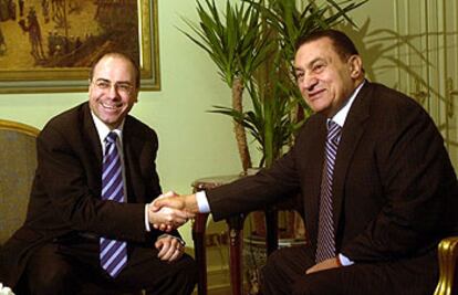 El presidente Hosni Mubarak (derecha) estrecha la mano del ministro israelí Sylvan Shalom, ayer en El Cairo.
