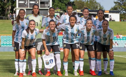 La selección argentina de fútbol femenino, antes de iniciar un partido.