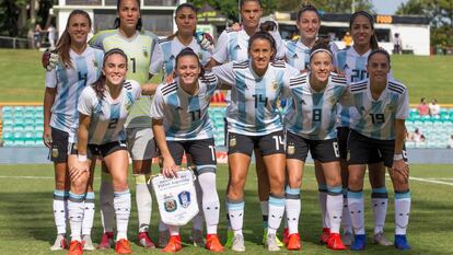 La selección argentina de fútbol femenino, antes de iniciar un partido.