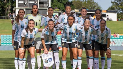 La selección argentina de fútbol femenino, antes de iniciar un partido.