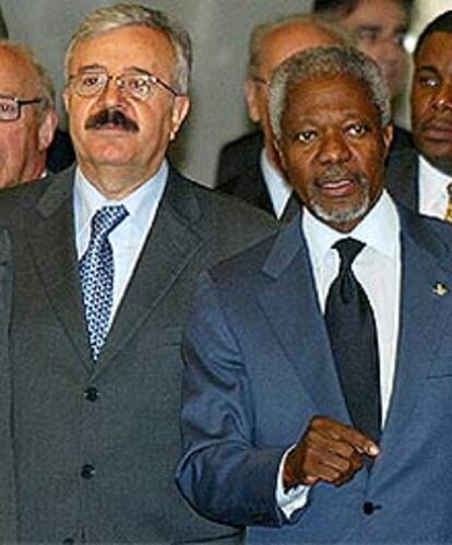 El secretario general de la ONU, Kofi Annan (derecha), en Viena junto al ministro de Exteriores iraquí, Naji Sabri.