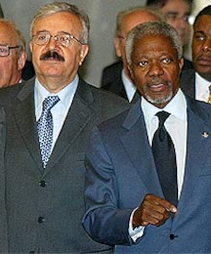 El secretario general de la ONU, Kofi Annan (derecha), en Viena junto al ministro de Exteriores iraquí, Naji Sabri.