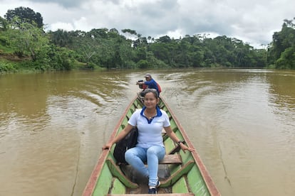 Shirley, trabajadora de Financiera Confianza, recorre aldeas remotas en moto, barco y a pie. 