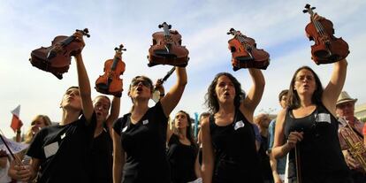 Protesta de alumnos y profesores de escuelas municipales de música por la subida de tasas en septiembre.