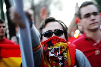 Los manifestantes se enfrentaron a la policía envueltos, algunos de ellos, en la bandera española de la dictadura de Franco.