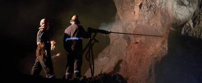 Mineros trabajando en el yacimiento de Santa Rosa.