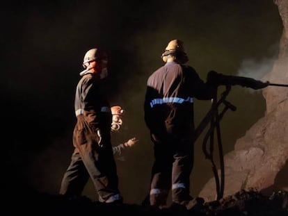 Mineros trabajando en el yacimiento de Santa Rosa.