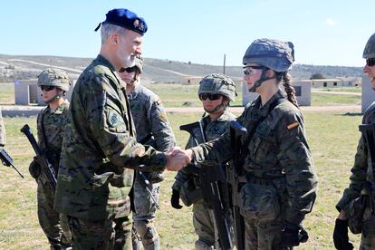 El Rey saludaba a su hija Leonor, en la Academia General Militar en el Centro Nacional de Adiestramiento de San Gregorio, el viernes.