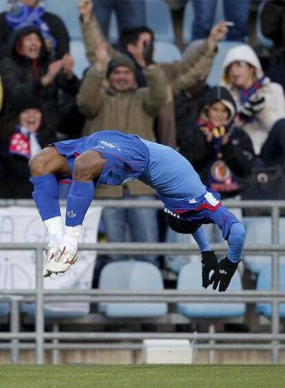 Uche celebra su gol con una pirueta.