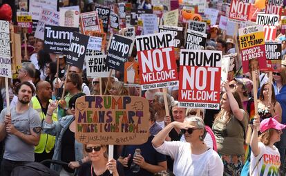 Manifestantes sostienen pancartas con mensajes en contra del presidente de los Estados Unidos, Donald J. Trump, en Londres, Reino Unido, hoy 13 de julio de 2018. 