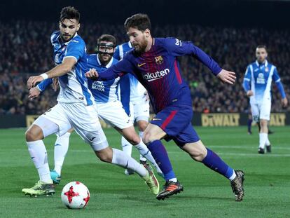 Marc Navarro ante Messi, en el partido de Copa en el Camp Nou.