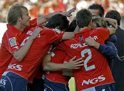 Los jugadores de Osasuna festejan el gol de Juanfran.