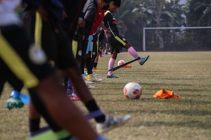 “Antes, el fútbol femenino no era muy popular en nuestro país”, explica el entrenador, Jayabrata Ghosh. Esta mentalidad ha empezado a cambiar. Ghosh entrena a niñas de siete u ocho años. “Esto significa que las familias les permiten jugar”, resalta. La Federación India de Fútbol decidió recientemente poner en marcha la Liga India Femenina para promover el fútbol femenino en el país.