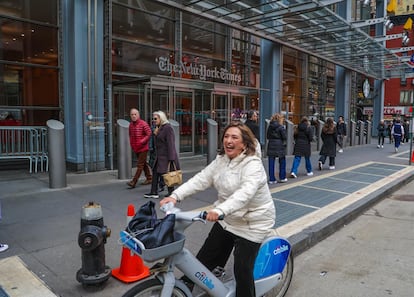 Xóchitl Gálvez en bicicleta en Nueva York (EE UU), el 1 de febrero.