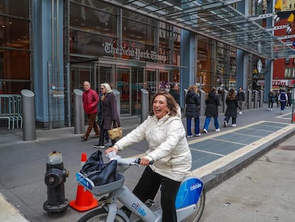 Xóchitl Gálvez en bicicleta en Nueva York (EE UU), el 1 de febrero.