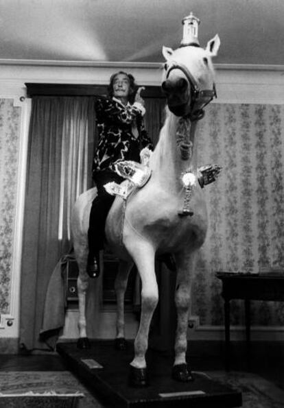 Dalí en 1971 a lomos del caballo disecado en una habitación del Ritz.