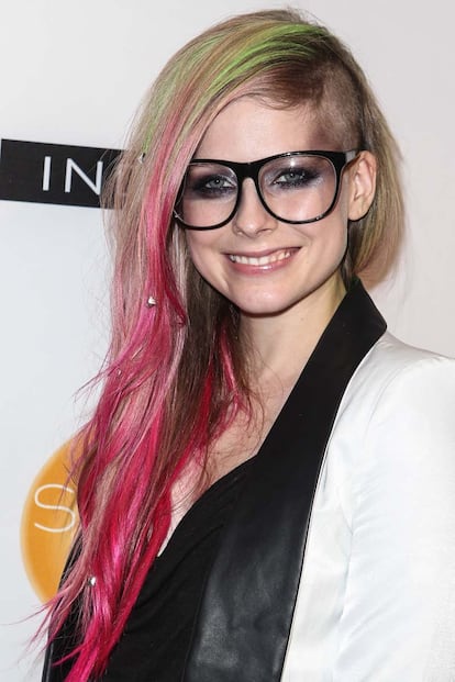 De inspiración punk es este peinado de Avril Lavingne. La cantante no solo se atrevió con la mezcla cromática imposible sino que además se rapó uno de los laterales de la cabeza.