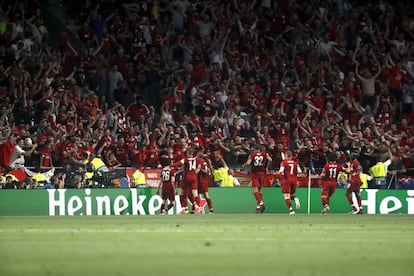 El Liverpool celebra el segundo gol.