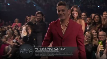 Alejandro Sanz y, de fondo, Rachel Valdés, en los Grammy Latinos 2019.