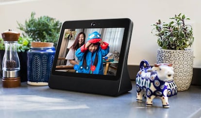 Uno de los modelos de altavoz inteligente con pantalla de Facebook.