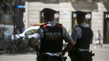 Una pareja de Mossos d&#039;Esquadra patrulla por el centro de Barcelona. 