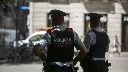 Una pareja de Mossos d'Esquadra patrulla por el centro de Barcelona.
