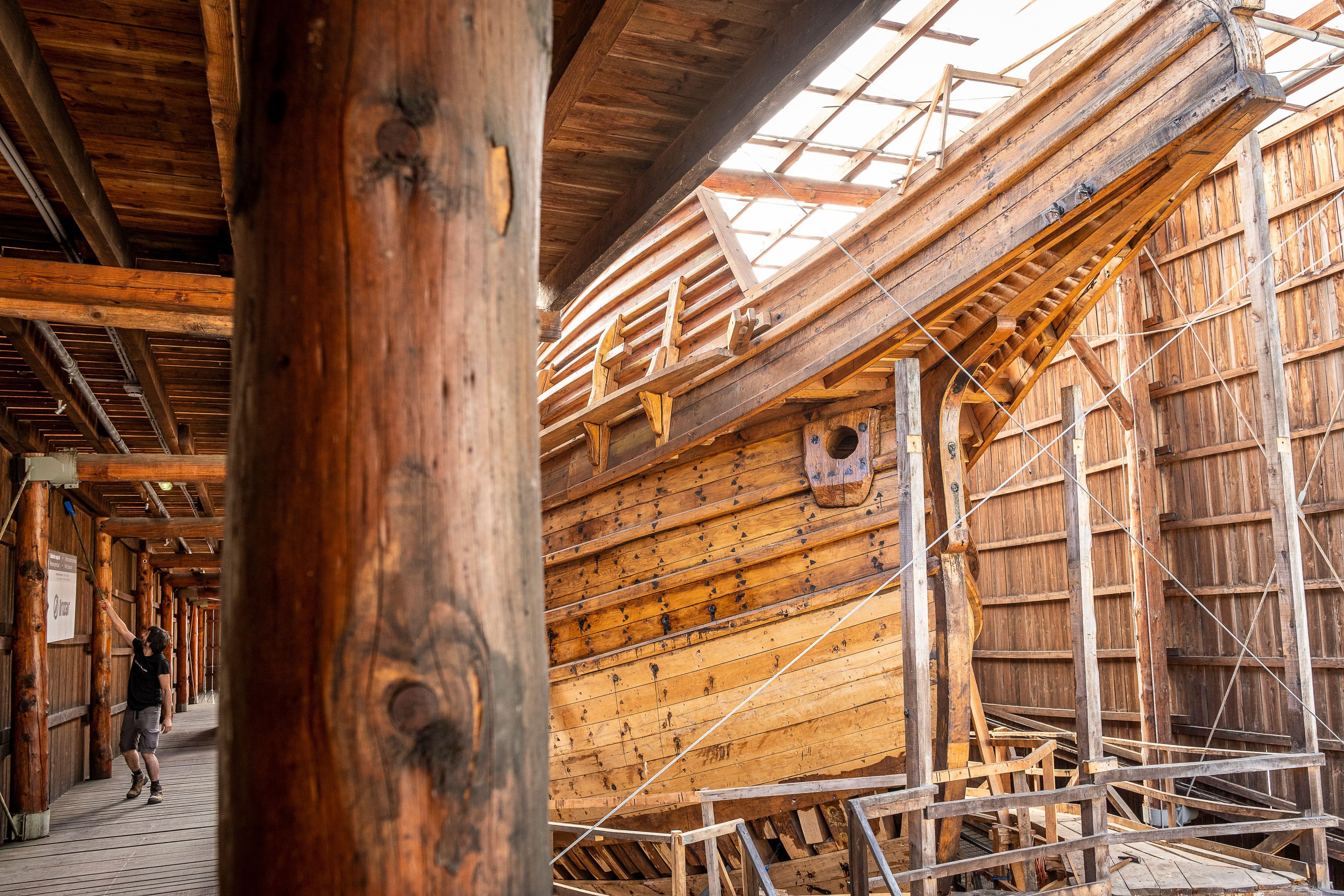 Reconstrucción de la nao 'San Juan' en los astilleros-museo del proyecto Albaola, en la ría de Pasaia.