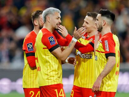 Los jugadores del Lens celebran el gol de Facundo al Estrasburgo.