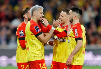 Los jugadores del Lens celebran el gol de Facundo al Estrasburgo.