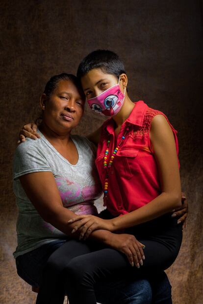 Rosa Colina y su hija Cristina se han enfrentado no solo a su diagnóstico, sino también a los prejuicios sociales por su apariencia física. Cristina, de 17 años, padece de Talasemia mayor, Lupus ertematoso sistémico y Hepatitis C, por lo que debe realizarse transfusiones cada 21 días. "El 24 de diciembre del año pasado íbamos caminando y venía un grupo de jóvenes. Escuché como uno le decía al otro: 'Mira tiene sida'. Eso fue devastador para mí porque no tengo sida y no voy a contagiar a nadie, más bien ellos me contagian a mí", explica Cristina.