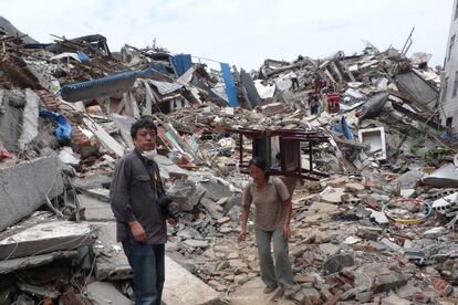 Liu Jiakun entre los escombros del terremoto de Sichuan en 2008.