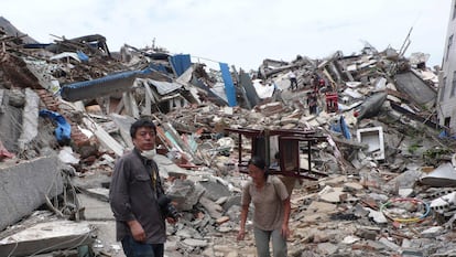 Liu Jiakun entre los escombros del terremoto de Sichuan en 2008.