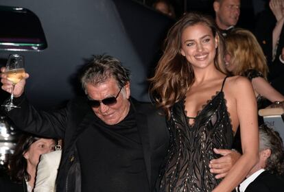 Roberto Cavalli e Irina Shayk. La modelo se ha convertido en uno de los rostros más recurrentes en las fiestas de famosos.