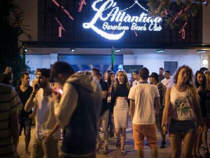 Decenas de jóvenes salen de la discoteca L’Atlàntida, denunciada por los vecinos de Sant Adrià.