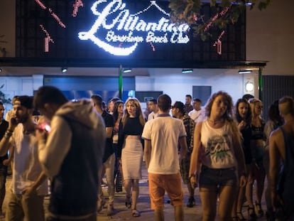 Decenas de jóvenes salen de la discoteca L’Atlàntida, denunciada por los vecinos de Sant Adrià.