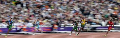 Desde la izquierda: Aldemir da Silva de Brasil, Vyacheslav Muravyev de Kazajistán, Noah Akwu de Nigeria, Usain Bolt de Jamaica e Isiah Young de Estados Unidos, en la carrera de los 200 metros.