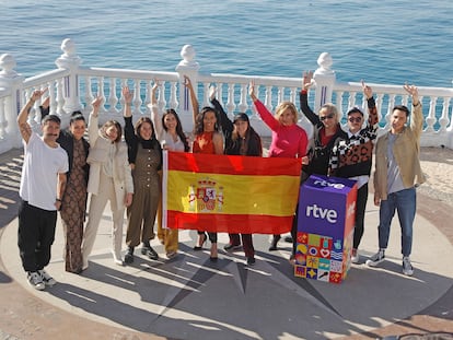 Los finalistas del Benidorm Fest en el Mirador del Castillo de Benidorm: Rayden, Tanxugueiras, Blanca Paloma, Chanel, Rigoberta Bandini, Varry Brava, Xeinn y Gonzalo Hermida, que no está por ser positivo en Covid-19.