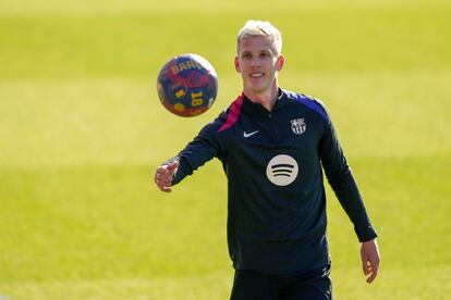 Dani Olmo durante el entrenamiento del primer equipo del FC Barcelona de este domingo en el estadio Johan Cruyff con las puertas abiertas al público.