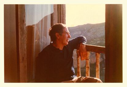 El artista José Guerrero en los años 60, en Cuenca, en una foto cedida por el Centro José Guerrero de Granada.