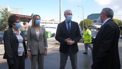 El vicepresidente segundo de la Xunta y conselleiro Economía, Empresa e Innovación, Francisco Conde, visita la empresa Galmask en Vigo, este miércoles.