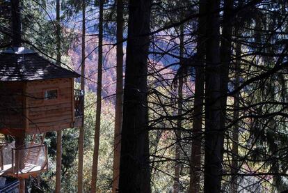 Las Cabanes als arbres, en la floresta de Les Guilleries (Girona) permiten alojarse en nidos de madera suspendidos a diez metros del suelo en gigantescos abetos Douglas, con impresionantes vistas al macizo del Montseny (<a href="http://www.cabanesalsarbres.com" rel="nofollow" target="_blank">www.cabanesalsarbres.com</a>).